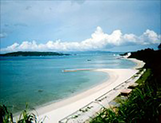 教会近くの海岸